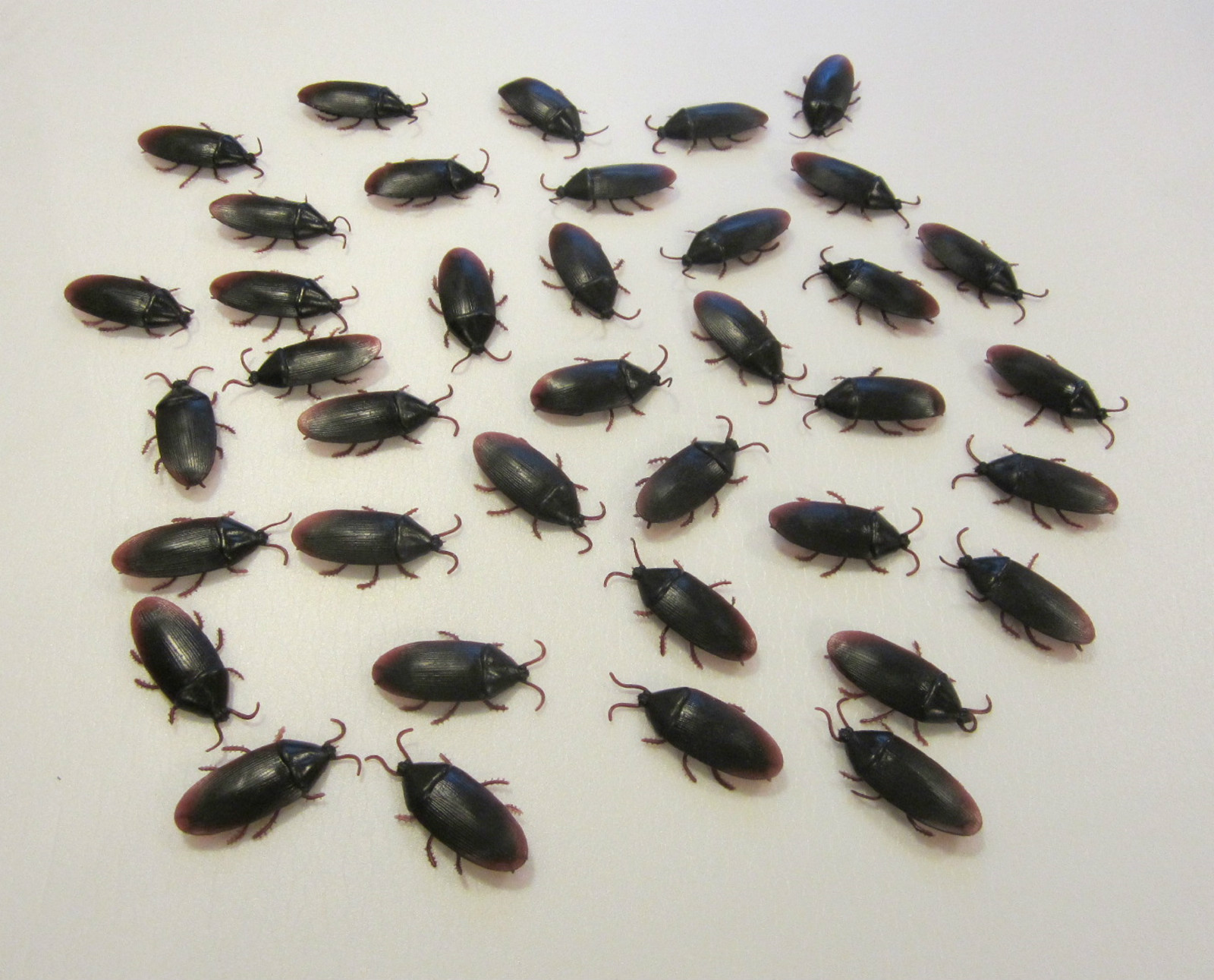 36 REALISTIC FAKE COCKROACHES LARGE CREEPY COCK ROACH BUGS PRANK GAG GIFT