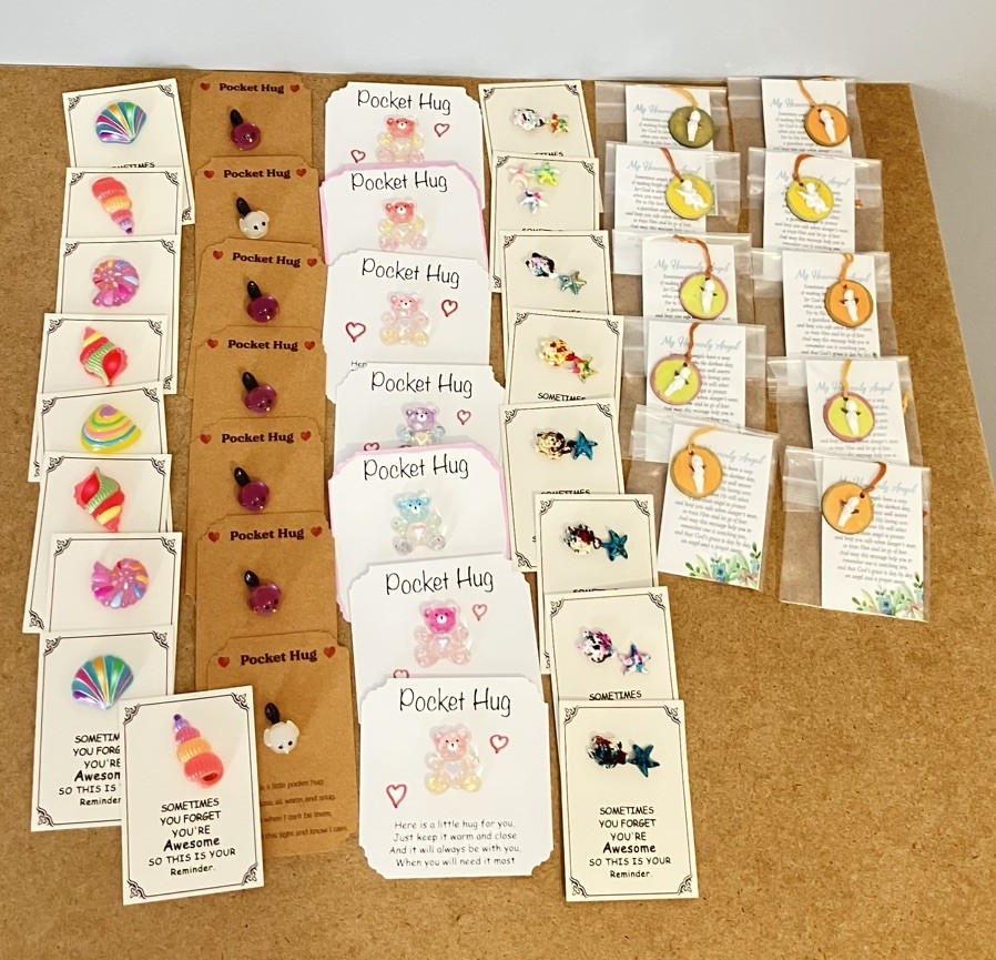 (50) POCKET HUG CHARMS ALL OCCASION SURPRISE MYSTERY BOX RANDOM GIFTS
