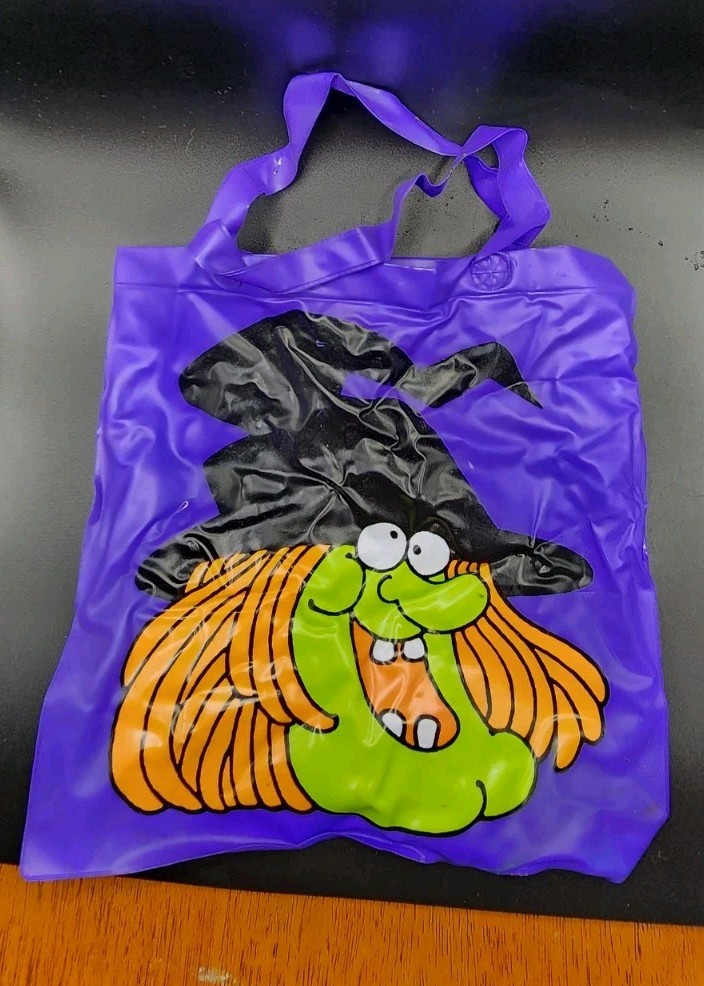 Avon “Laughing Witch” plastic Halloween party tote bag A17