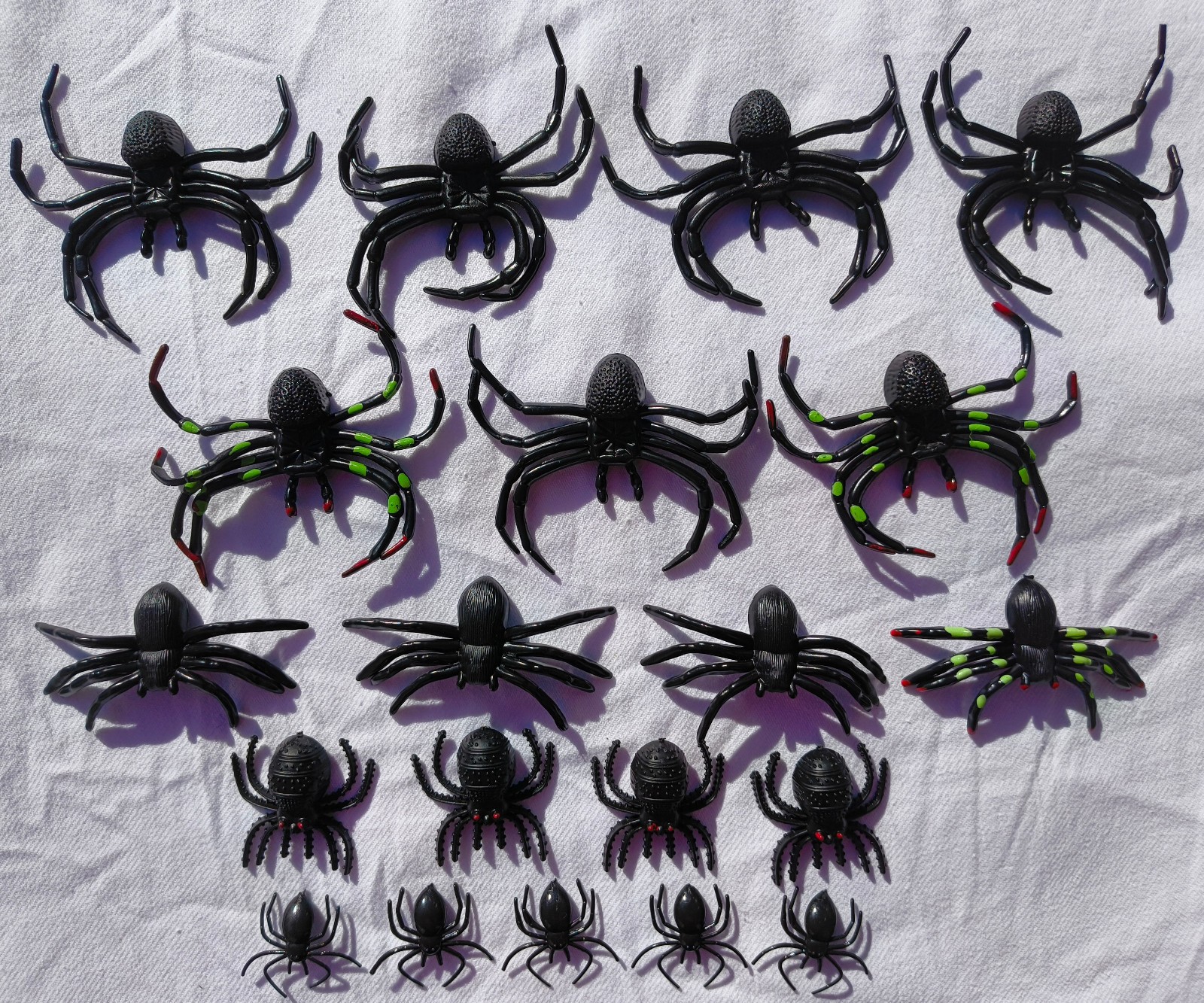 20 Fake Realistic Spider Insect Model Joke Prank Scary Prop Halloween Toy Horror