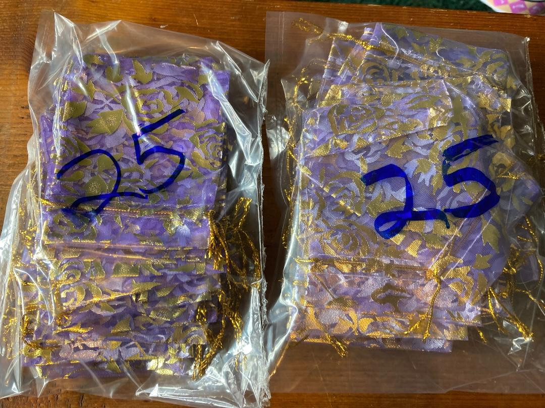 25 Lavender GOLD HEARTS Design Organza Bags Favors/Gold StringTies USA SELLER