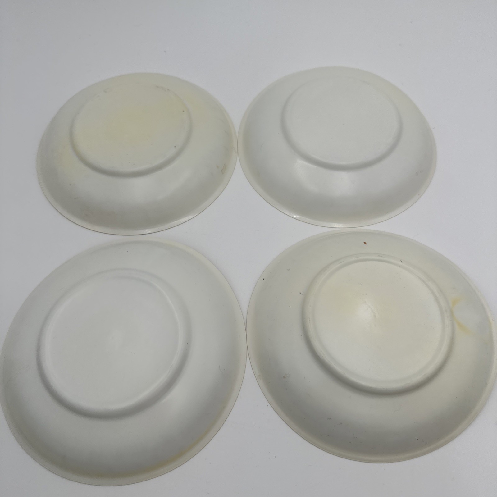 Hallmark Vintage 5- 7″ Paper Plates 4- Plastic Christmas Santa Claus Jolly Set