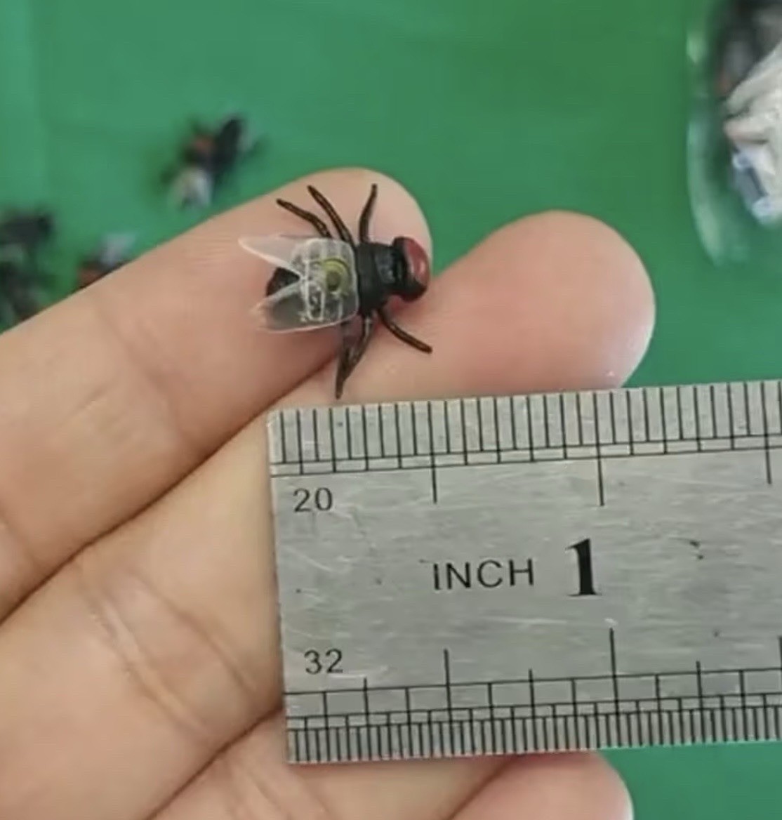 100pcs Plastic Flies Joke Novelty Toys