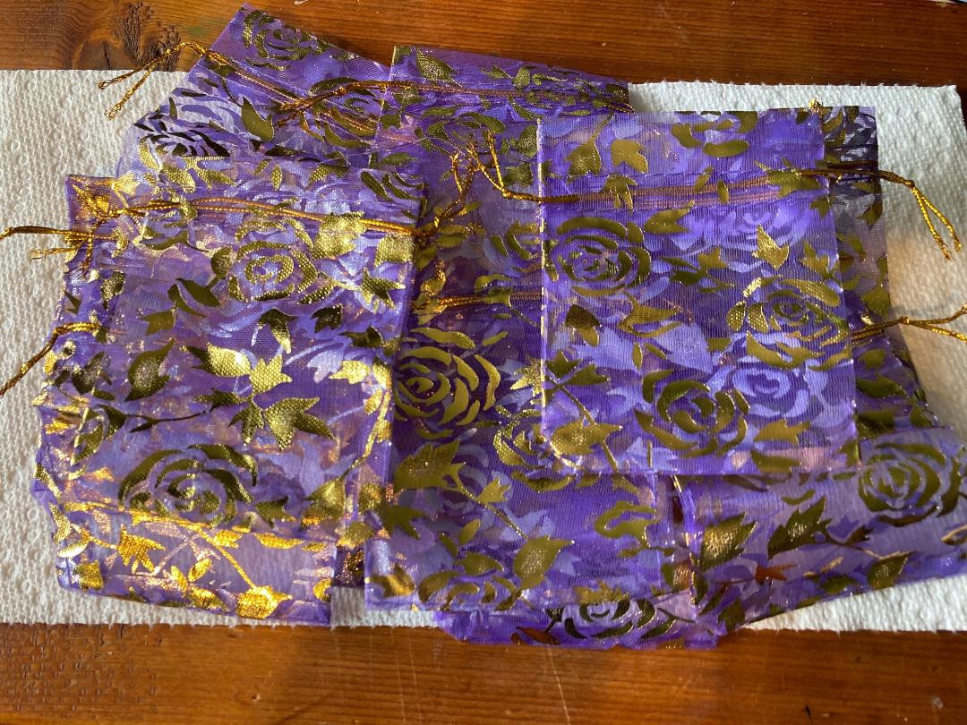 25 Lavender GOLD HEARTS Design Organza Bags Favors/Gold StringTies USA SELLER