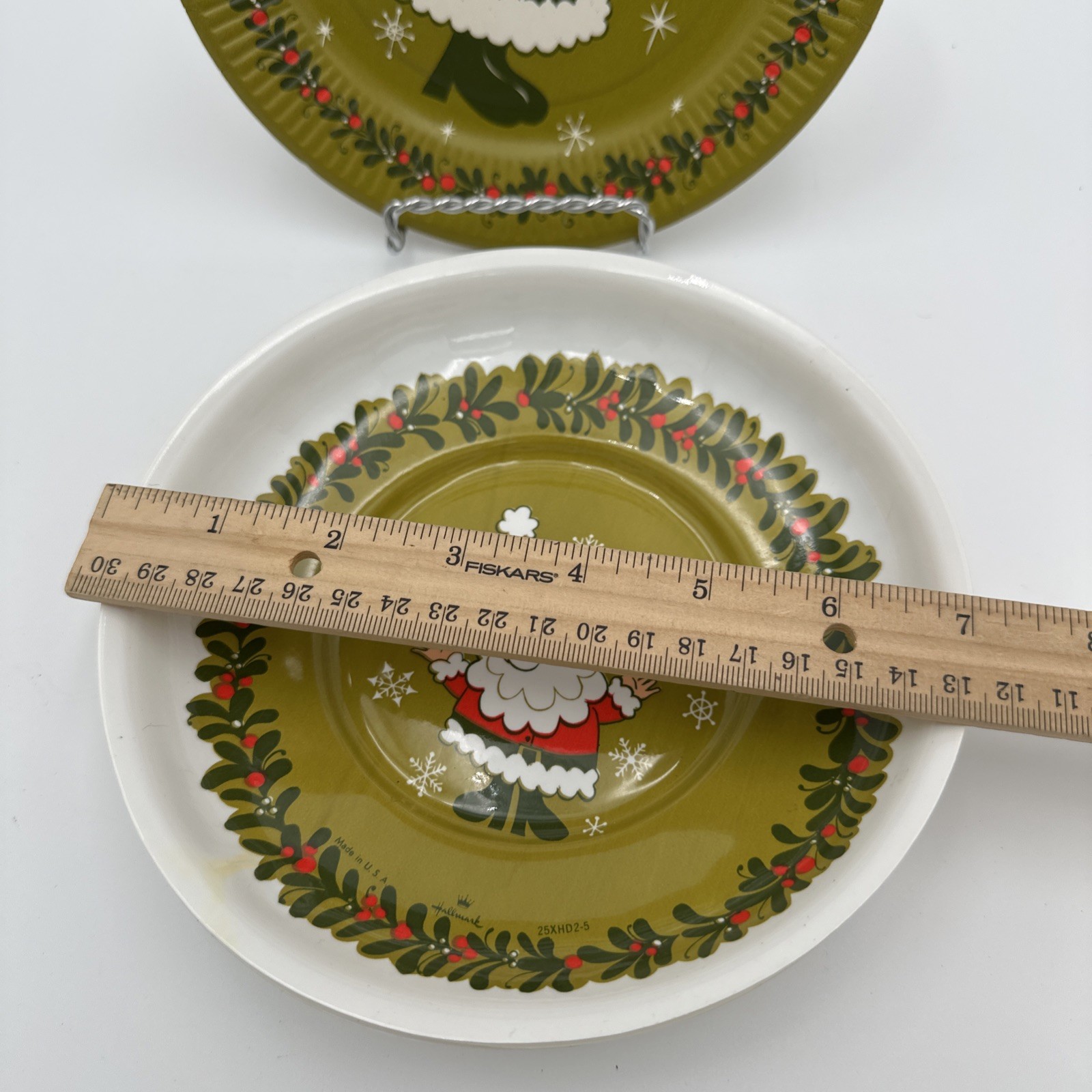 Hallmark Vintage 5- 7″ Paper Plates 4- Plastic Christmas Santa Claus Jolly Set