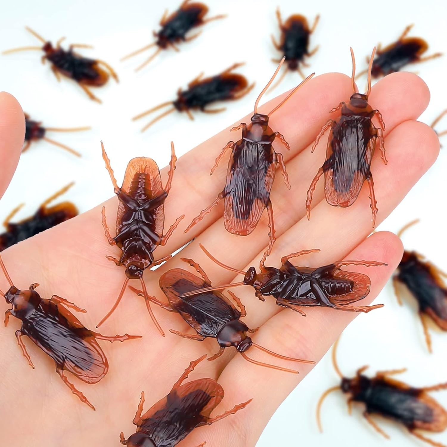 15PCS Fake Cockroaches – Lifelike Prank Props for Halloween Fun