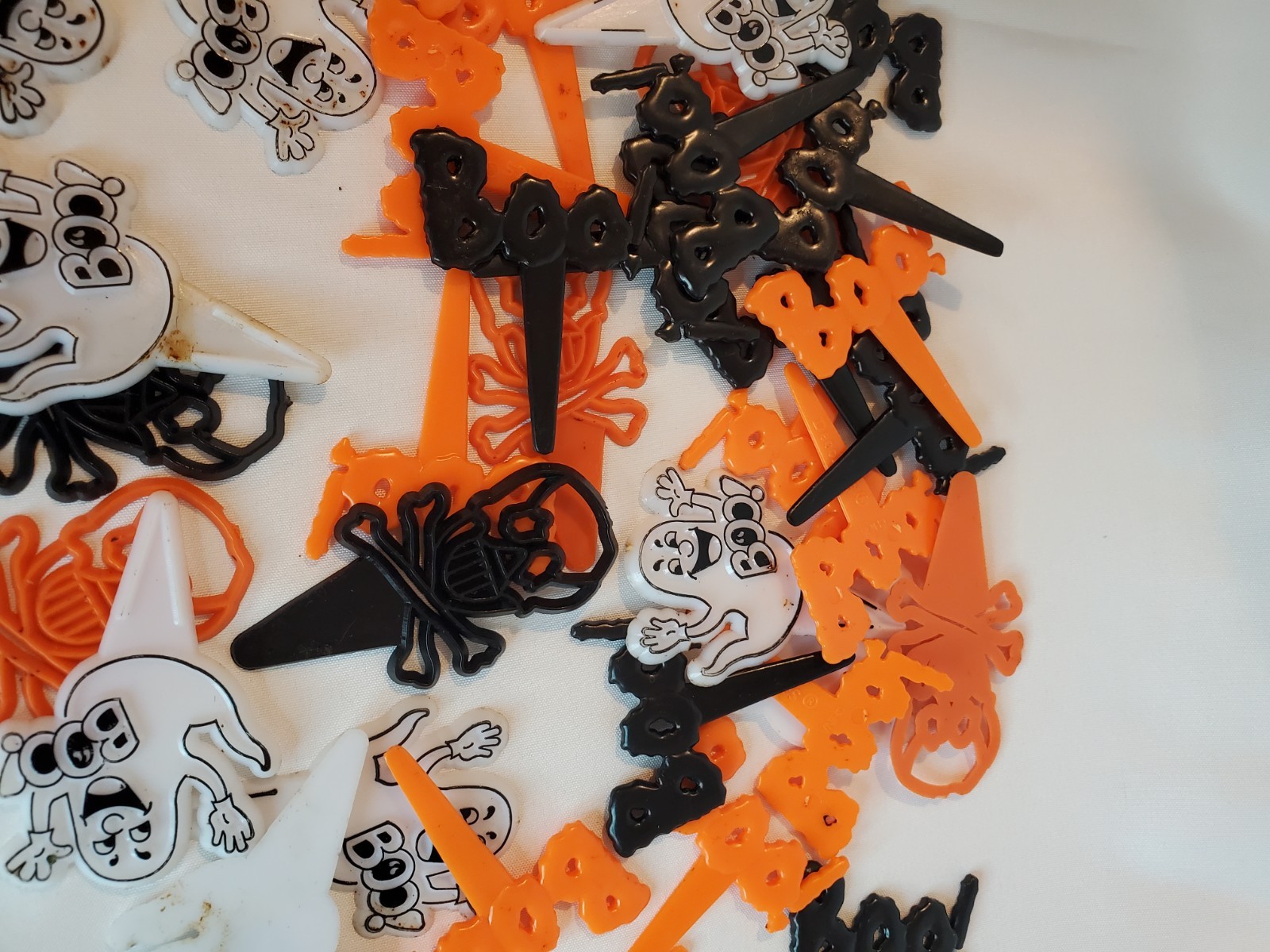 VTG LOT HALLOWEEN PLASTIC CAKE/CUPCAKE TOPPERS Ghost Boo Skeleton Lot Of 20