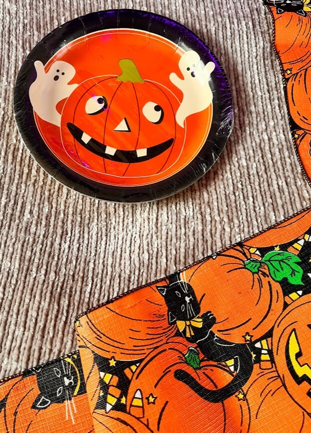 Vtg Halloween table scarf 70″ x 13′ plastic 10 paper plates NOS pumpkins cat