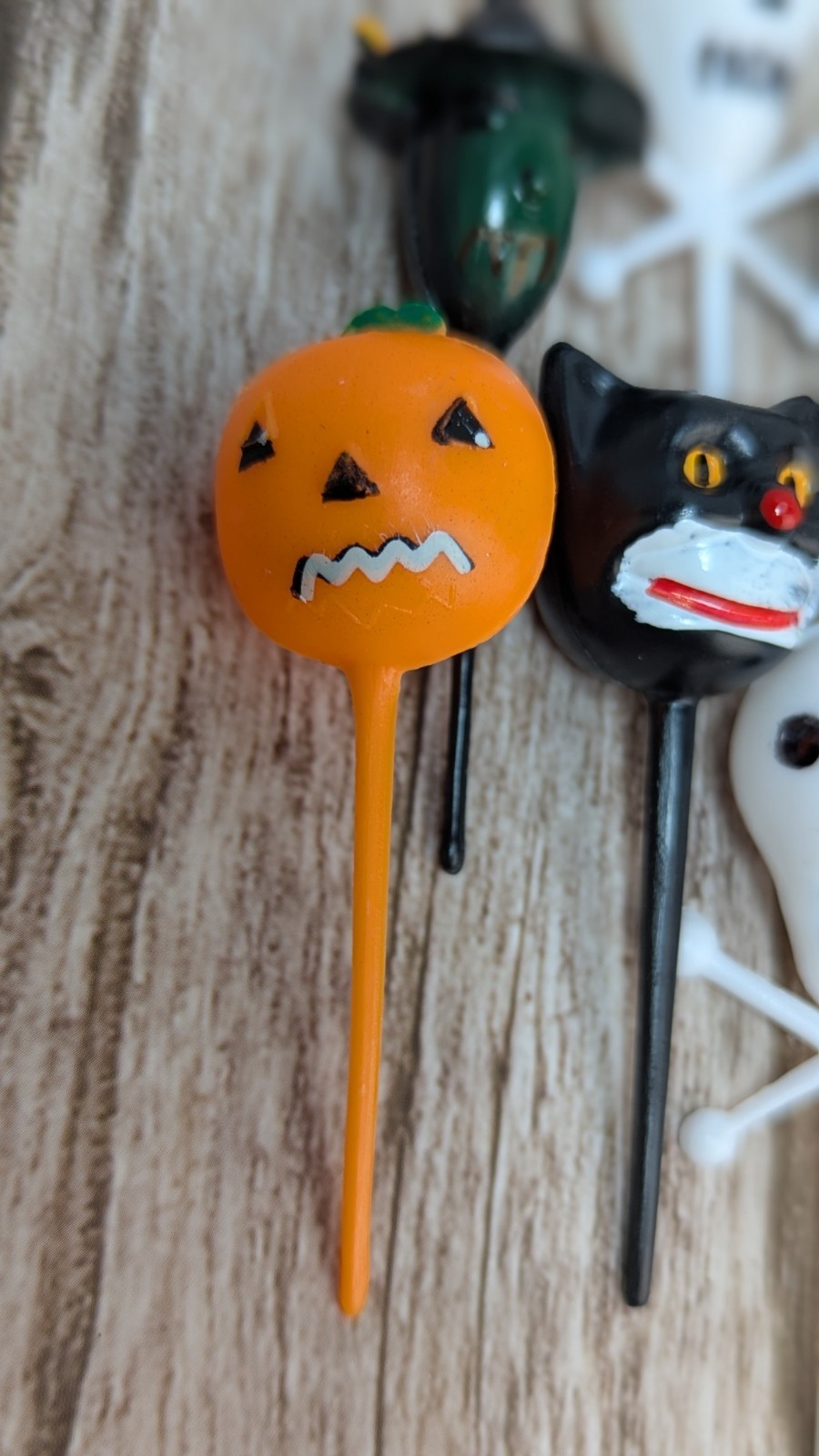 8 Piece Retro Halloween Assortment Cake Picks: Black Cat, Pumpkin, Witch, Skull