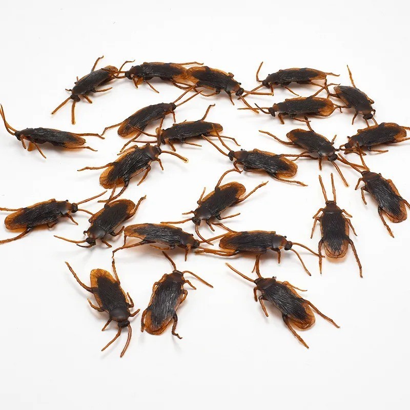 10Pcs Realistic Fake Cockroach Rubber Prank Joke Toy Creepy Bugs