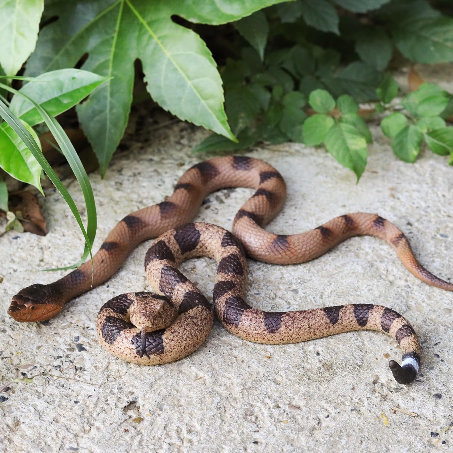 2pcs Realistic Fake Snake Toys Rubber Rattlesnake Garden Scare Decor