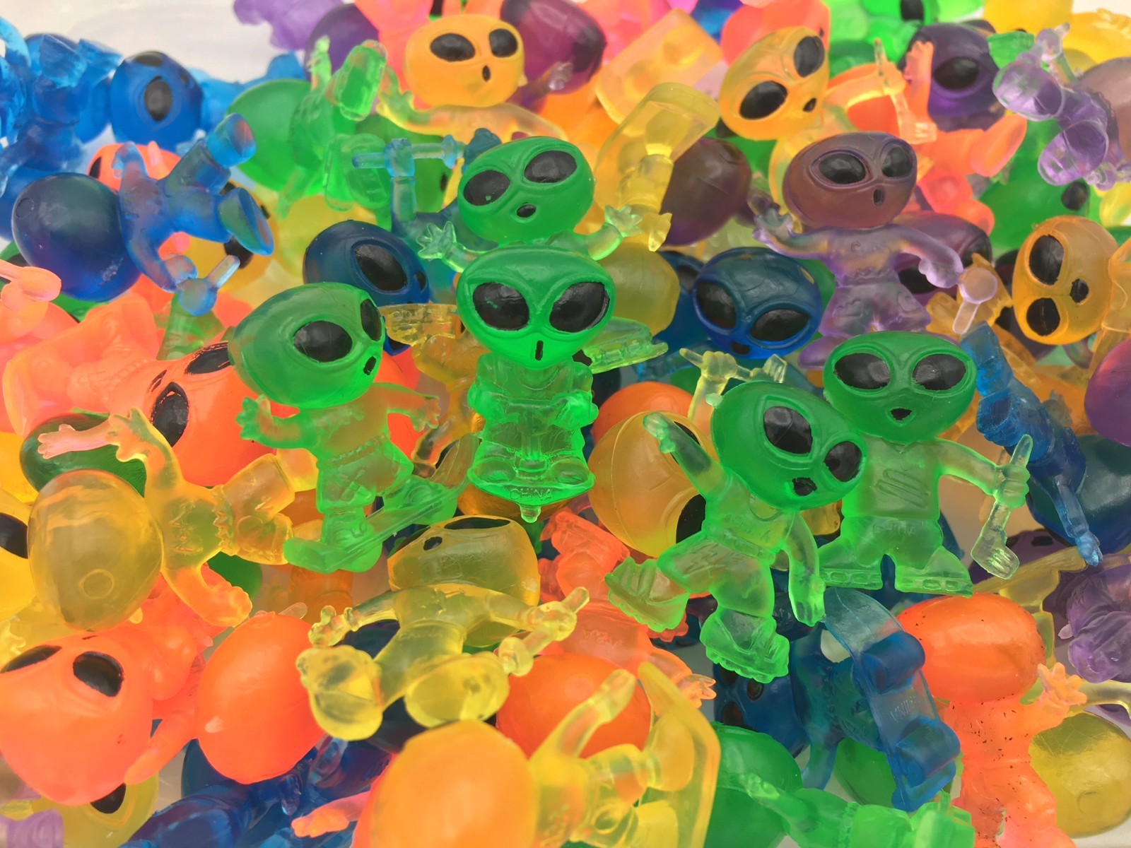 100 MINI ALIENS FIGURES CARNIVAL BIRTHDAY PARTY BAGS VENDING CAKE TOPPERS