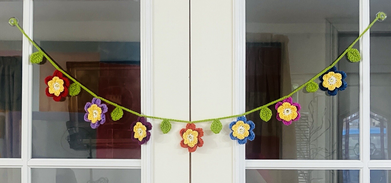 🌸 NEW hand Crochet Flowers Bunting Leaf sequins camper 34” SUMMER window Gift