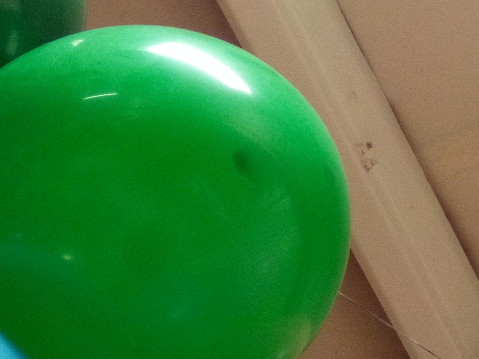 Bulk / Latex 16″ 2nd’s ( 1200 In Box ) Slight Color Run. See Pitchers