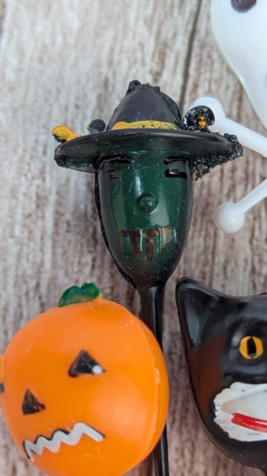8 Piece Retro Halloween Assortment Cake Picks: Black Cat, Pumpkin, Witch, Skull