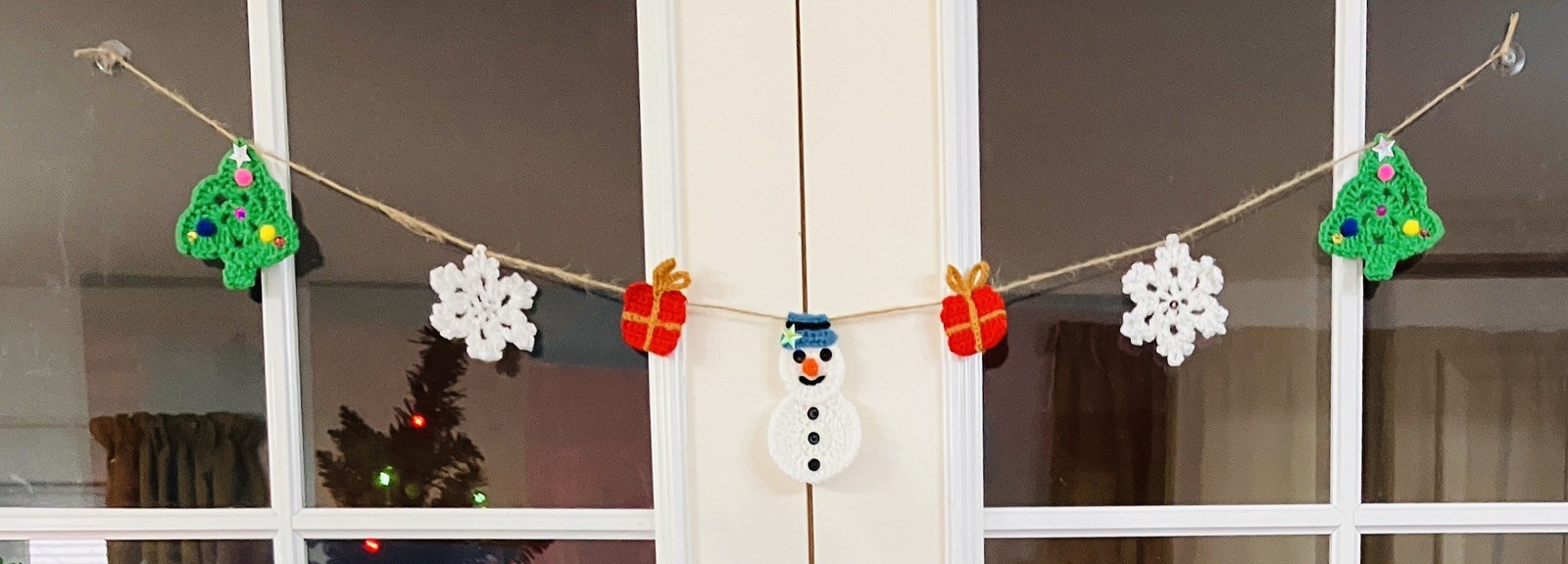 ⛄️🌲NEW Bunting Christmas Tree snowman presents Hand Crochet Window camper Gift