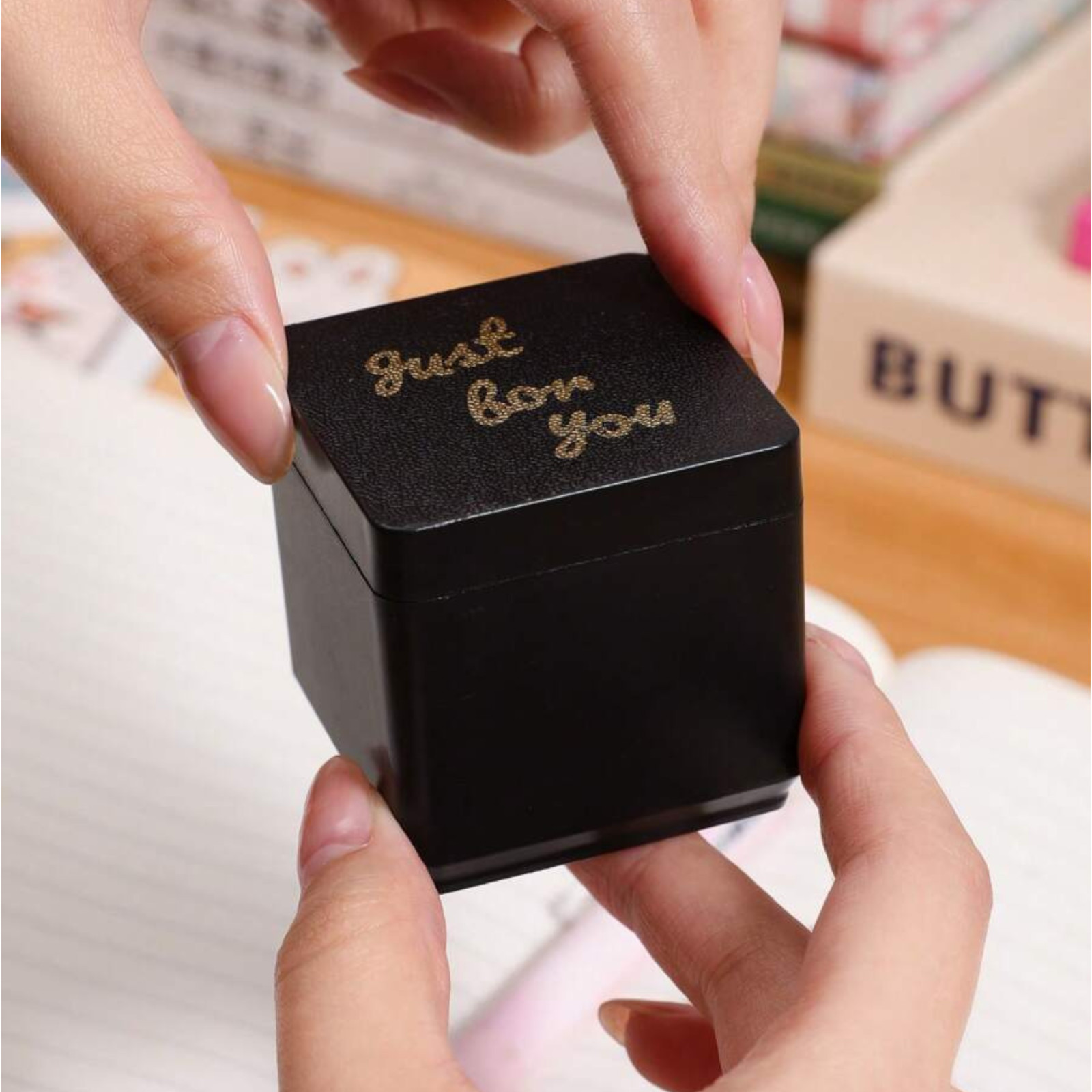 Middle Finger Surprise Gift Box Middle Finger Perfect Prank Hand Pop-Up Gift Box