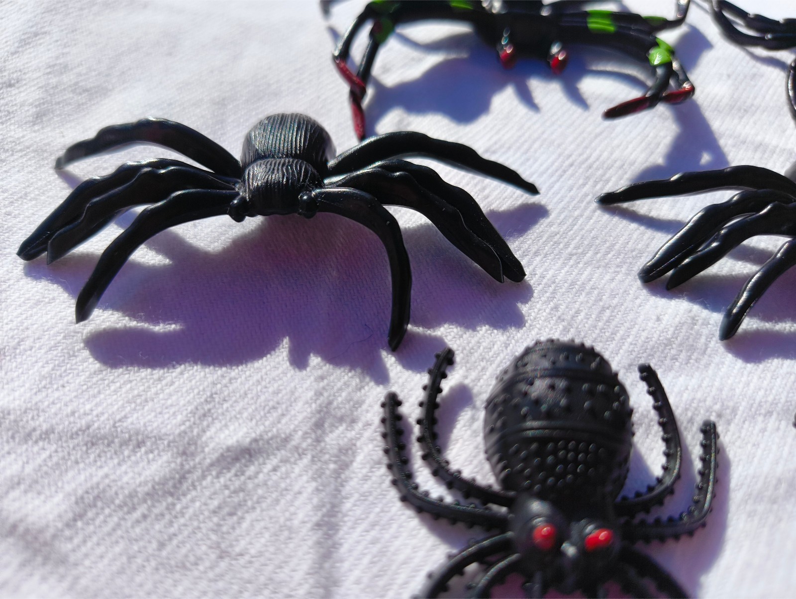 20 Fake Realistic Spider Insect Model Joke Prank Scary Prop Halloween Toy Horror