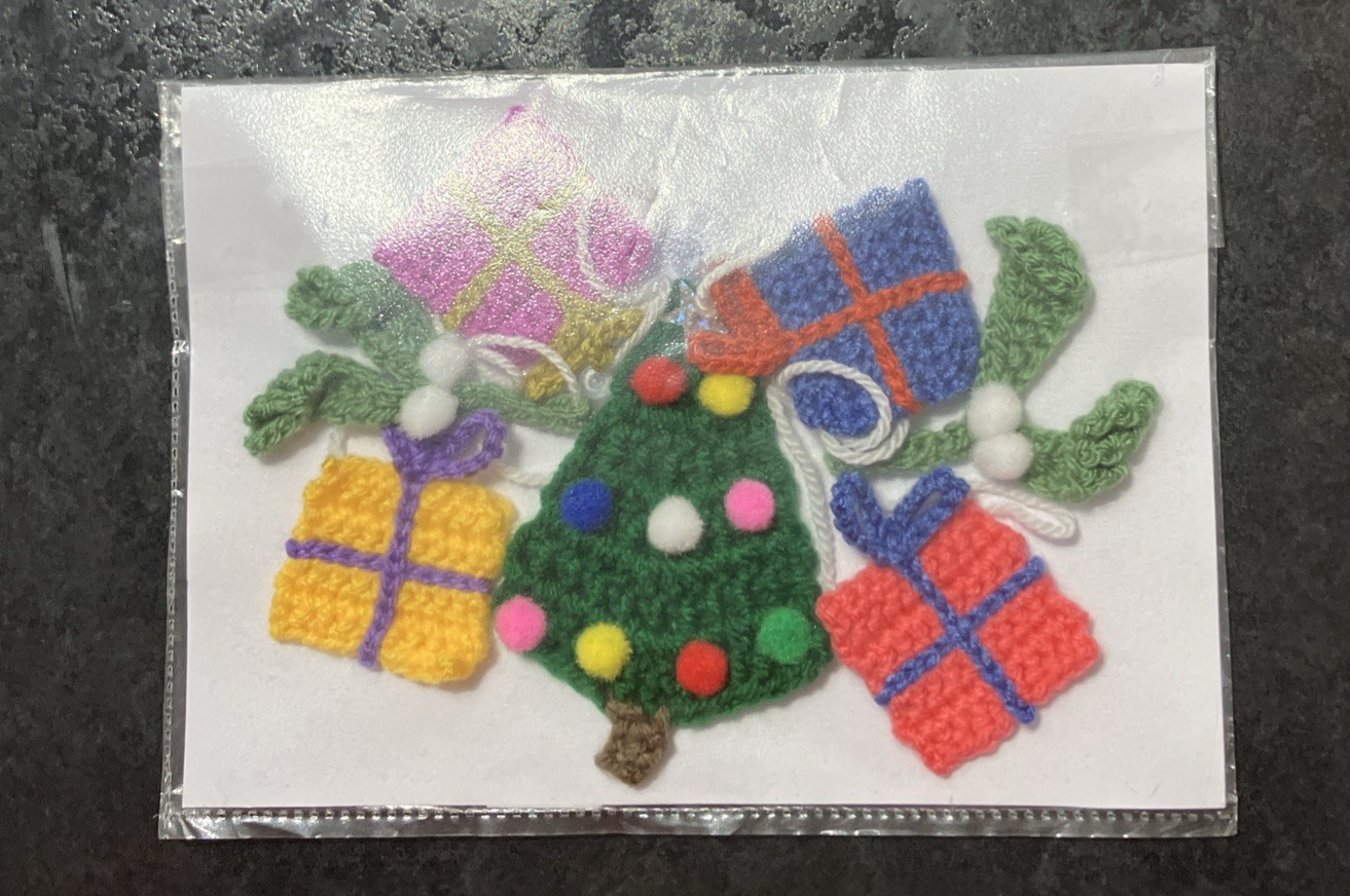 🌲🎁 New Hand Crochet Christmas Tree Presents Mistletoe Bunting Window Gift
